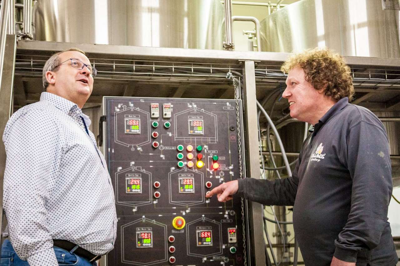 Bierliefhebbers en -ondernemers Johan en Ruud in het nieuwe brouwhuis